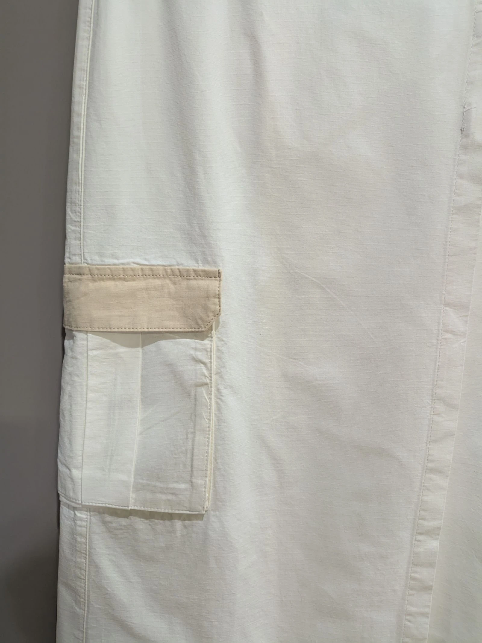 Falda Midi Cargo Blanca con Hebillas y Bolsillo de Contraste talla L de Pull& Bear  – photo 2